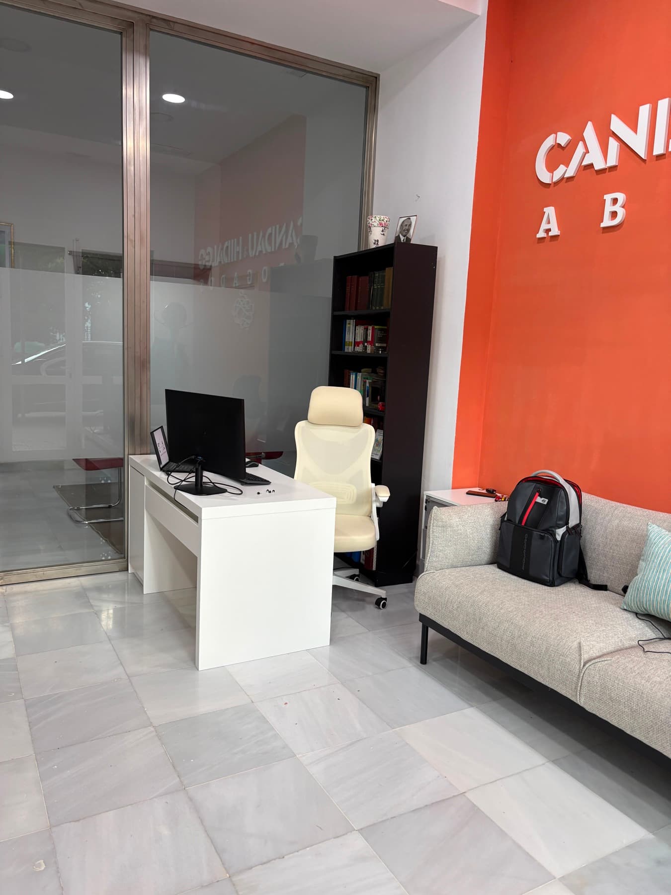 Zona de atención al cliente del despacho en Sevilla